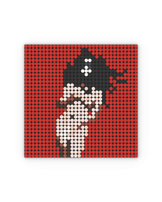 Mosaico cuadrado realizado con piezas circulares estilo LEGO, que representa la icónica portada del álbum MOTOMAMI + de Rosalía. La figura muestra una silueta femenina desnuda sobre un fondo rojo vibrante. La imagen reinterpreta el arte original en un estilo pixelado y minimalista.