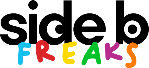 Logotipo de “side b FREAKS”. La palabra “side b” aparece en letras minúsculas negras de tipografía gruesa y moderna. Debajo, la palabra “FREAKS” está escrita en un estilo infantil y colorido, con cada letra en un color diferente: azul, rojo, amarillo, verde, morado y naranja. El diseño transmite una identidad divertida y vibrante.